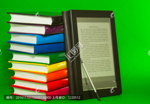 電子書閱讀器與堆疊的印刷書籍