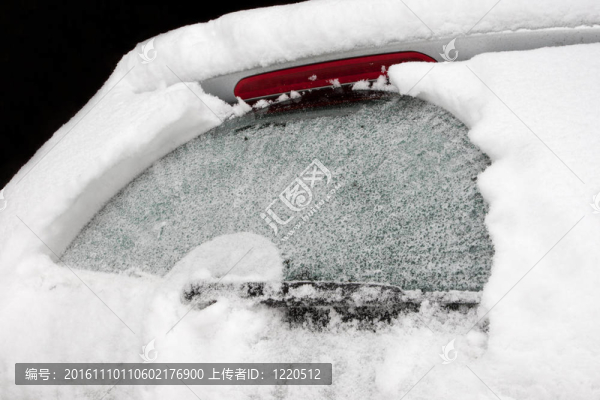 白雪覆蓋的汽車屏幕