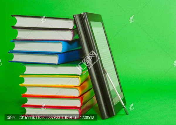印刷書籍堆疊的電子圖書閱讀器