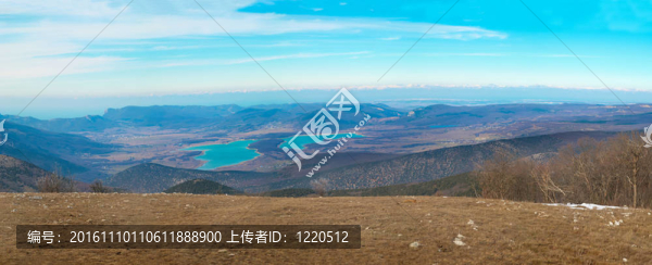 湖面上的全景。