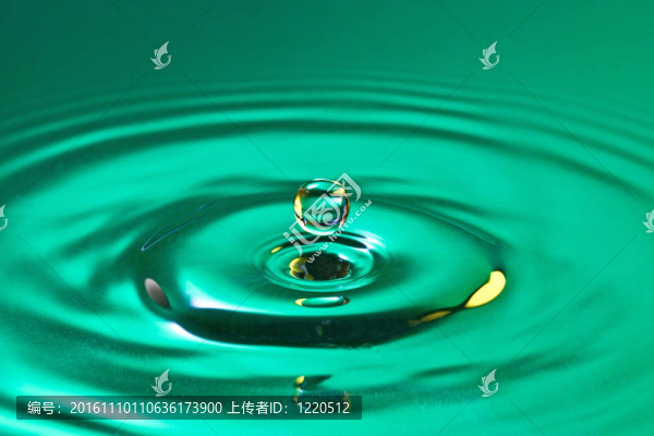 平靜的水滴飛濺在水里