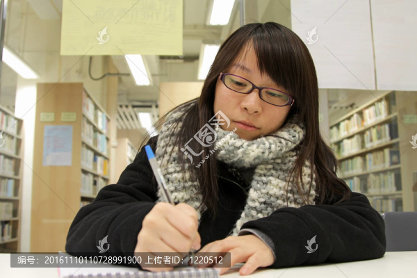 在大學(xué)里努力學(xué)習(xí)的亞洲婦女