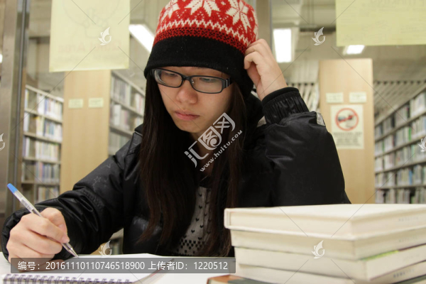 亞洲婦女在圖書館學(xué)習(xí)
