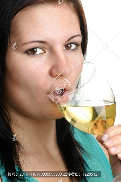 一個年輕的女人喝自制的酒