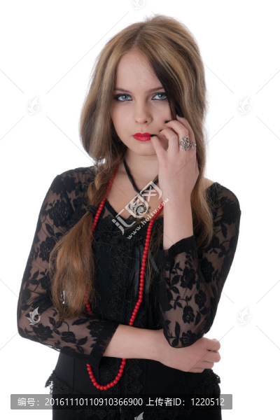 穿黑色連衣裙的女孩