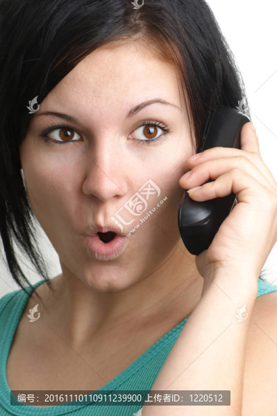 年輕的女人正在打電話