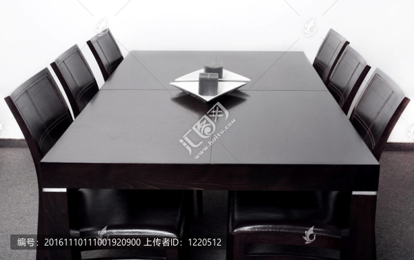 現(xiàn)代的餐桌
