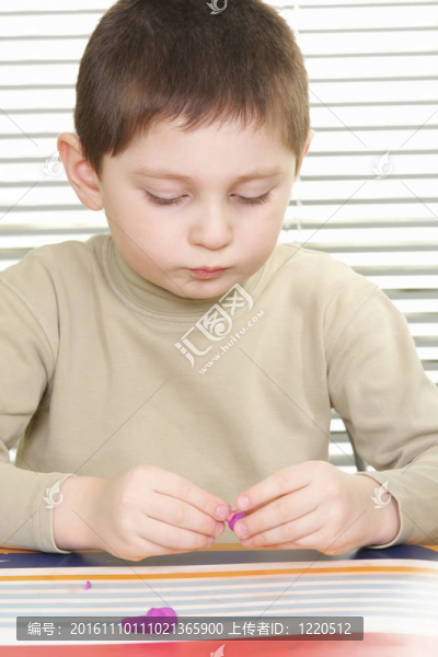 男孩用橡皮泥