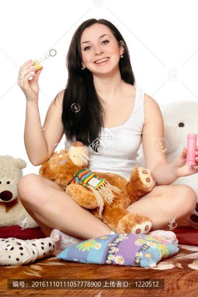 快樂的女孩吹泡泡。分離