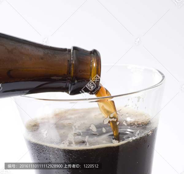 澆一杯黑啤酒