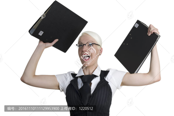 手里拿著文件夾的女商人。