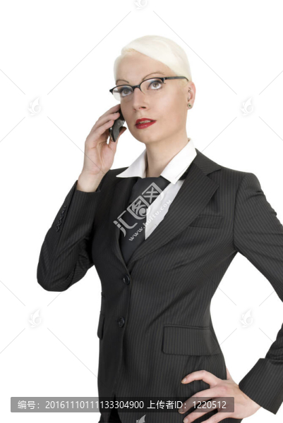 年輕的商業(yè)婦女手里拿著電話。