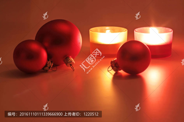 紅色圣誕球和蠟燭