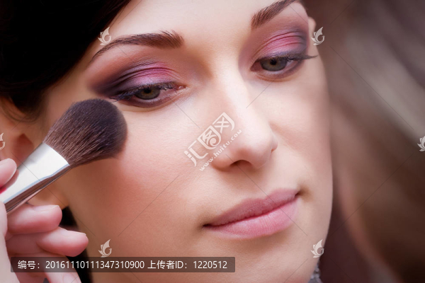 特寫的黑發(fā)小姐的化妝準(zhǔn)備