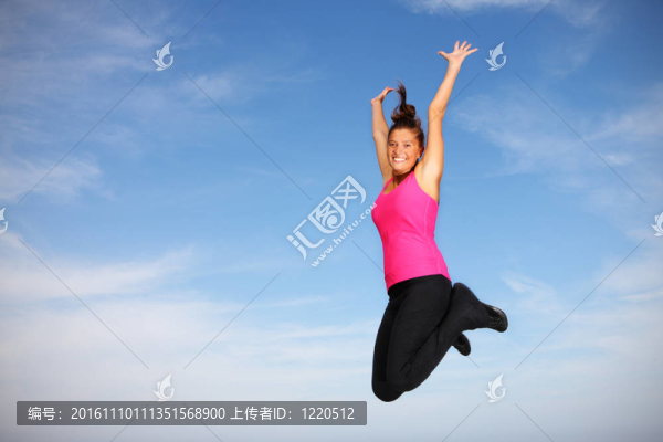 漂亮的年輕女人跳