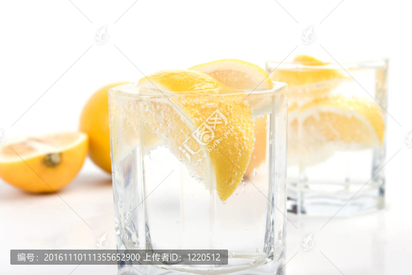 蘇打水和檸檬