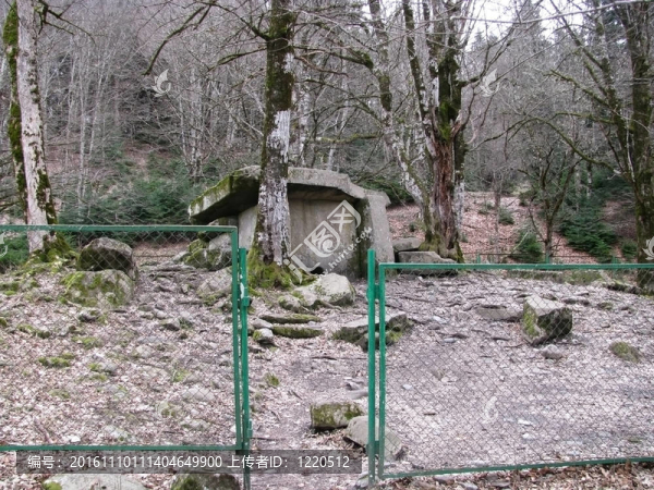 一個(gè)古老的紀(jì)念碑-匯圖網(wǎng) www.fosd68.com 一個(gè)古老的紀(jì)念碑