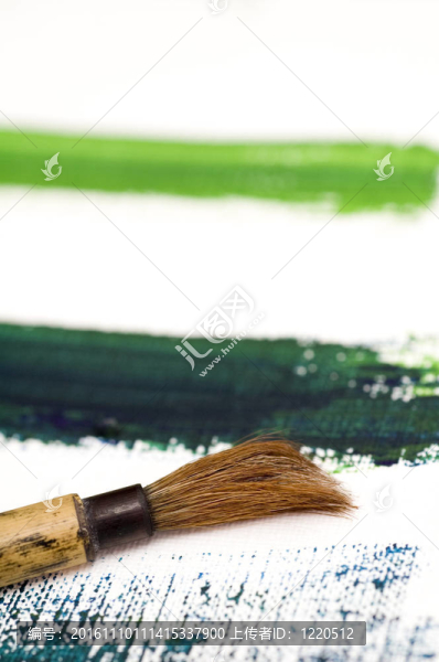 綠色油漆刷
