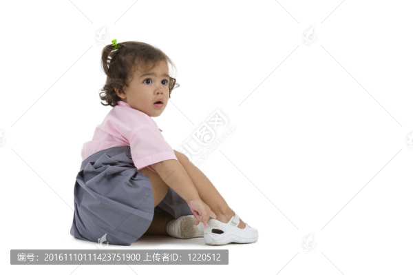 驚訝的看著可愛(ài)的女孩