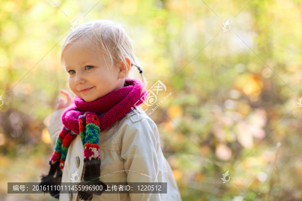 學(xué)步女孩在戶外在秋天的一天