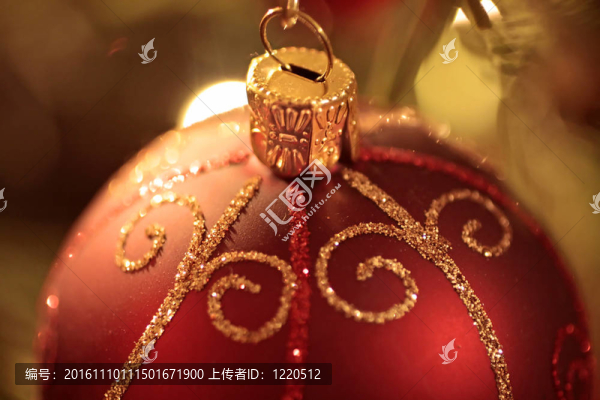 圣誕樹上的紅色圣誕球