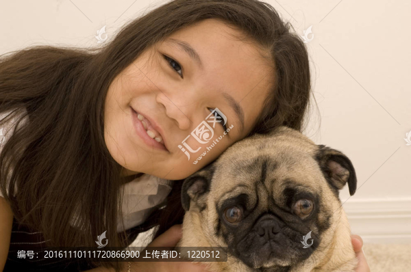 女孩和她的哈巴狗