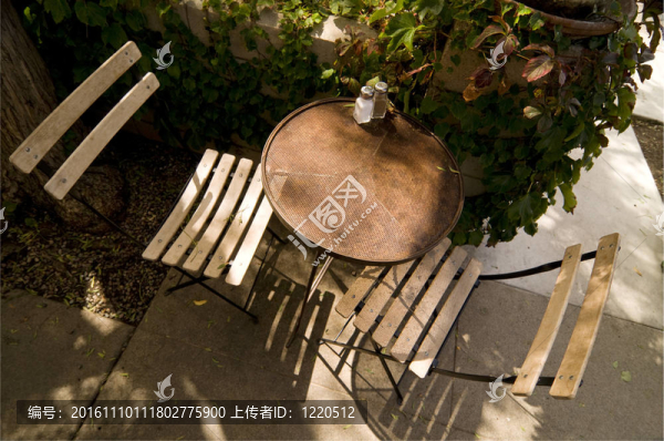 小酒館的桌子
