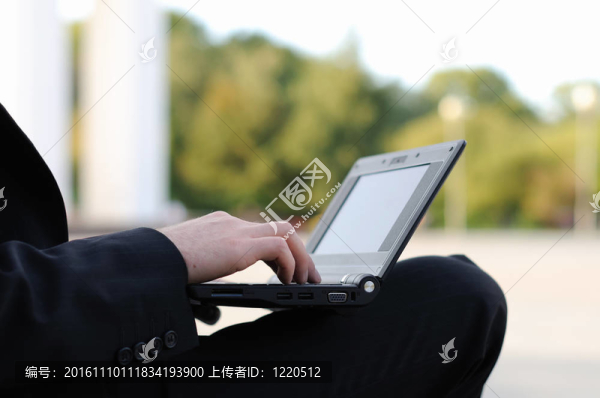 在筆記本電腦上工作的人