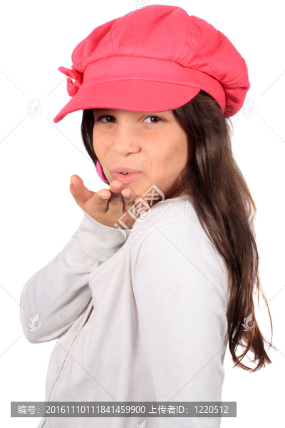 漂亮的八歲女孩吹吻