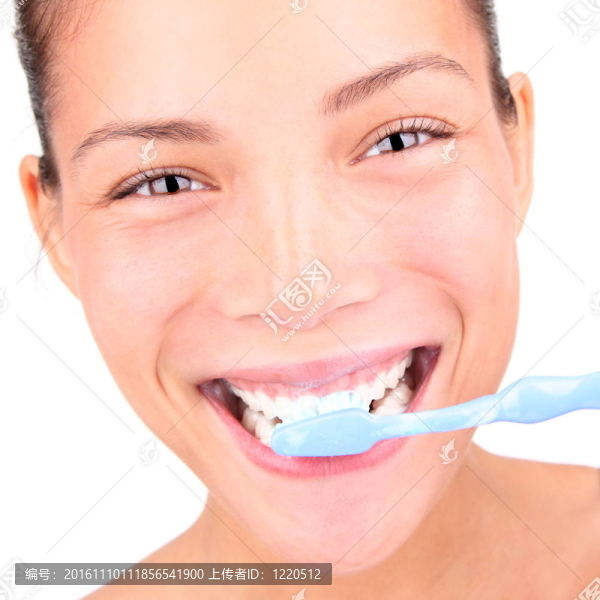刷牙的女人