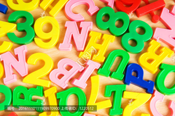 桌上兒童字母和數字