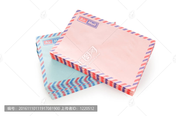 郵件概念與許多信封在桌子上