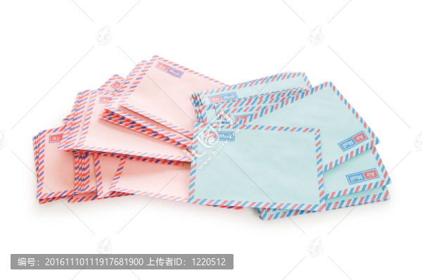 郵件概念與許多信封在桌子上