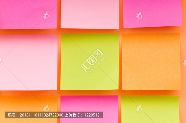 鮮艷的彩紙上的提醒筆記