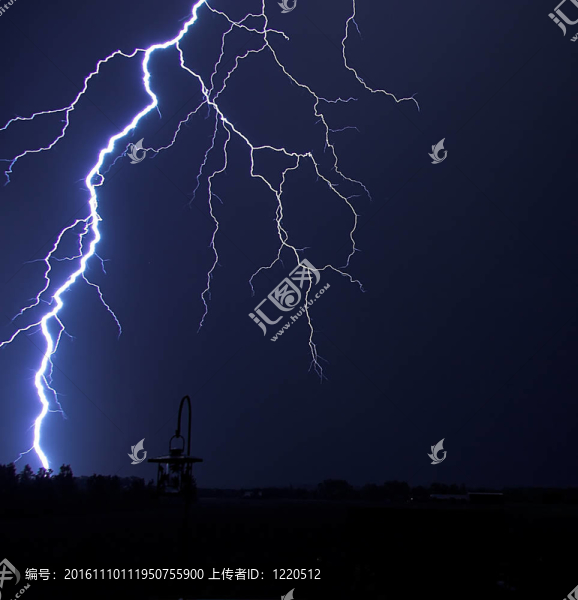 夜間雷擊