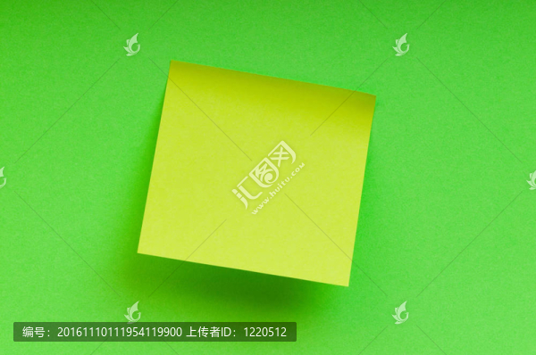 鮮艷的彩紙上的提醒筆記