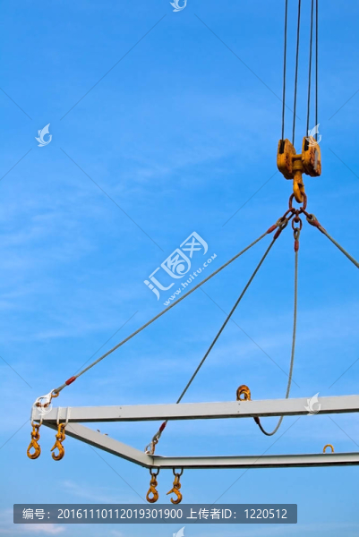 藍(lán)色天空背景下的船舶起重機(jī)