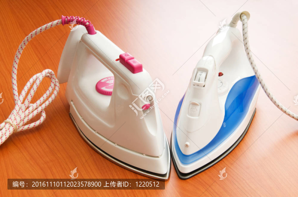 木制背景上的現(xiàn)代電熨斗