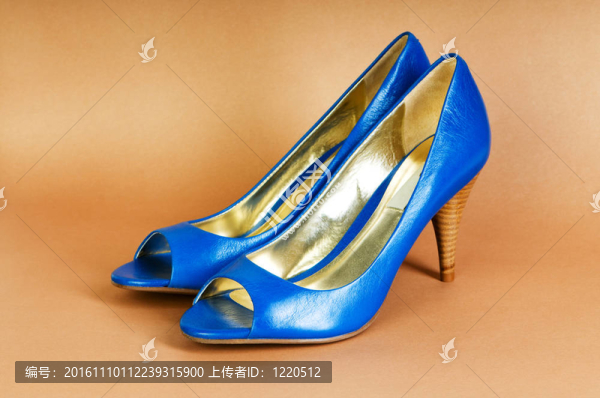 時(shí)尚概念與藍(lán)色女鞋高跟鞋