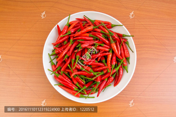 桌上的辣椒放在木桌上