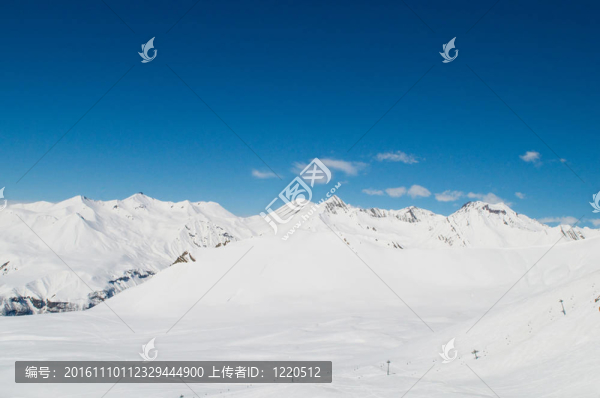 在冬天的雪下的高山