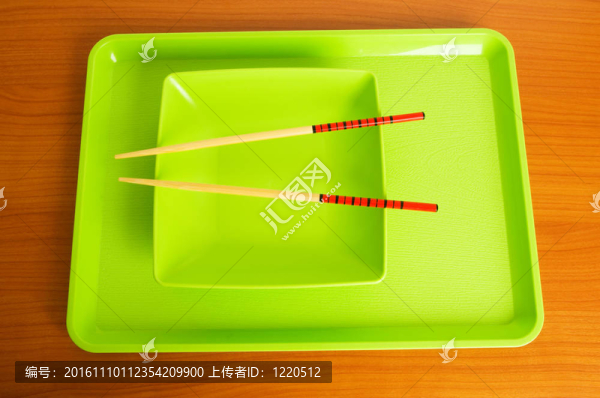 亞洲食品概念與板和筷子