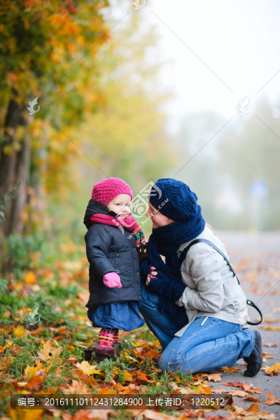 霧天戶外的母親和女兒