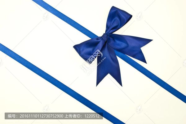 禮品包裝與藍色絲帶和弓孤立在白色