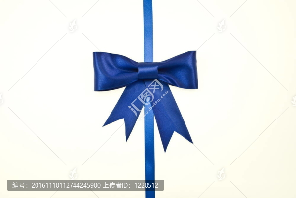 禮品包裝與藍(lán)色絲帶和弓孤立在白色