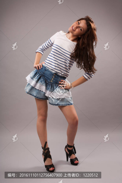 迷人的女孩；攝影棚