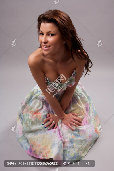 迷人的女孩穿著五顏六色的衣服