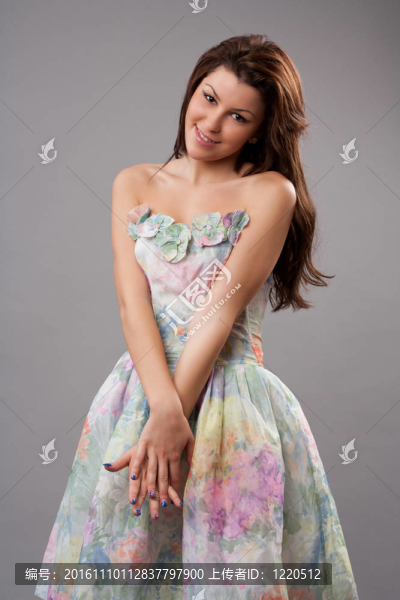 迷人的女孩穿著五顏六色的衣服