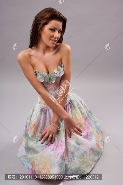 迷人的女孩穿著五顏六色的衣服
