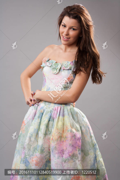 迷人的女孩穿著五顏六色的衣服
